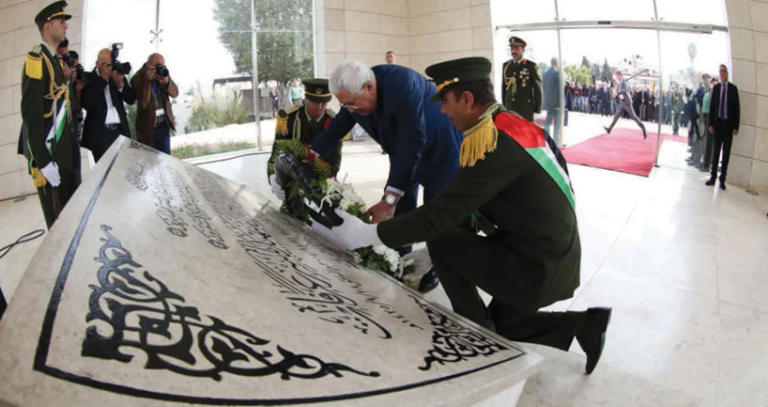 عباس يضع إكليلاً من الزهور على ضريح الرئيس الراحل ياسر عرفات (إ.ب.أ)