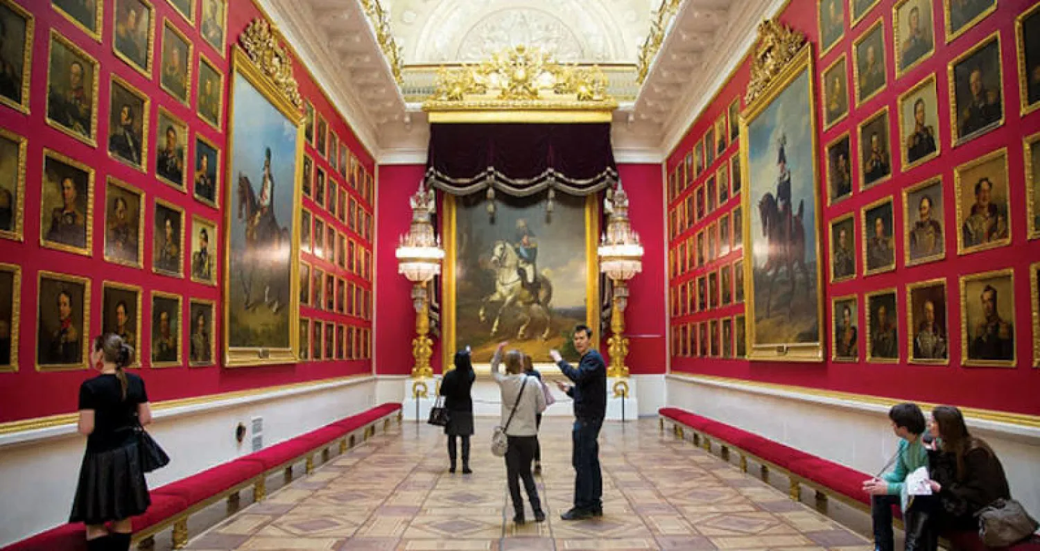 زوار داخل المتحف