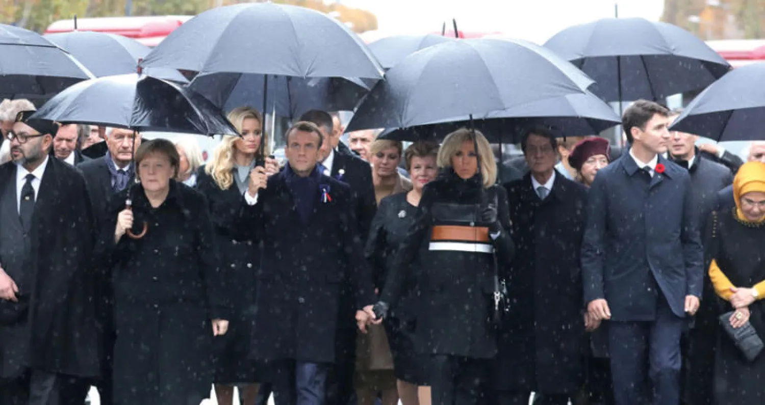 ماكرون وعدد من قادة الدول لدى وصولهم إلى قوس النصر بباريس أمس في إطار احتفالات ذكرى انتهاء الحرب العالمية الأولى (ا.ف.ب)