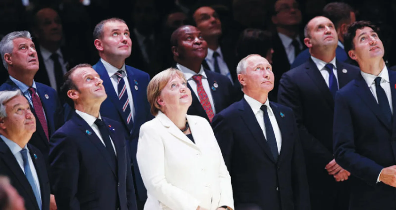 مشاركون في «منتدى باريس للسلام» أمس بينهم ترودو وبوتين وميركل إلى جانب ماكرون وغوتيريش (ا.ب.ا)