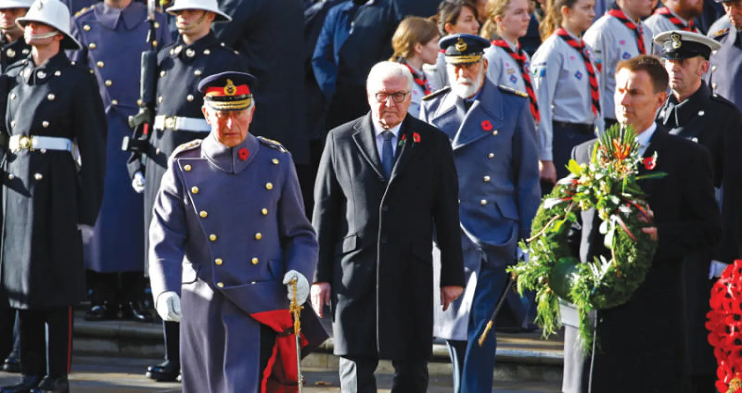 ولي العهد البريطاني والرئيس الألماني يتقدمان لوضع إكليل من الزهور امام قبر الجندي المجهول في وسط لندن أمس (رويترز)