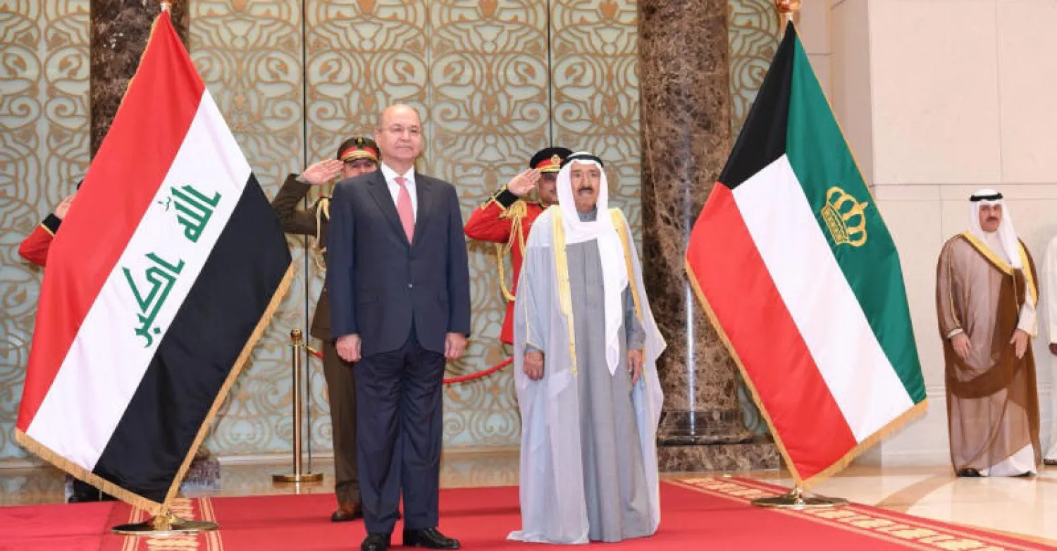 أمير الكويت خلال استقباله الرئيس العراقي اليوم (رويترز)