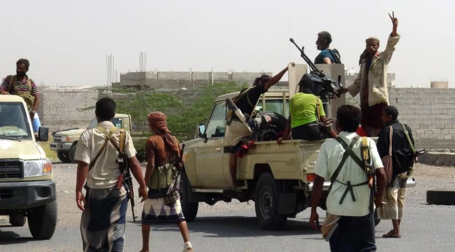 عناصر في القوات الموالية للجيش اليمني بالحديدة (أ.ف.ب)