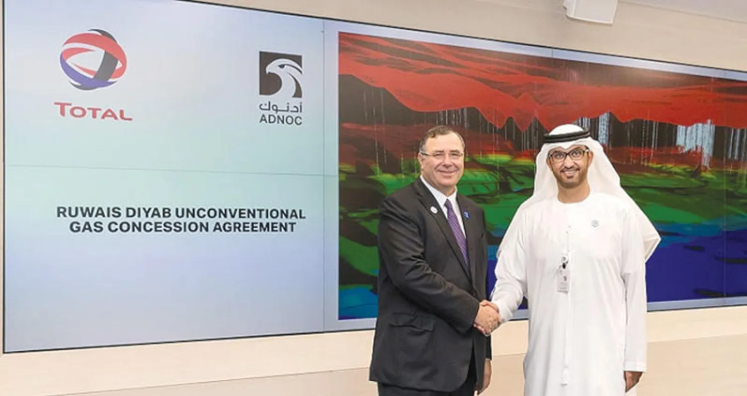 سلطان الجابر وباتريك بويانيه بعد توقيع الاتفاقية («الشرق الأوسط»)