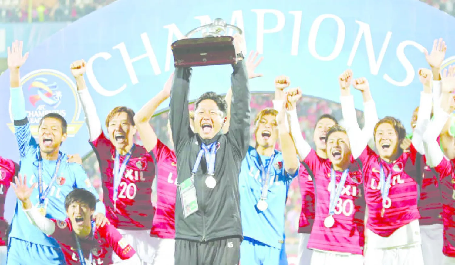 جو أويوا مدرب كاشيما الياباني خلال تتويج فريقه بلقب دوري أبطال آسيا (أ.ف.ب)