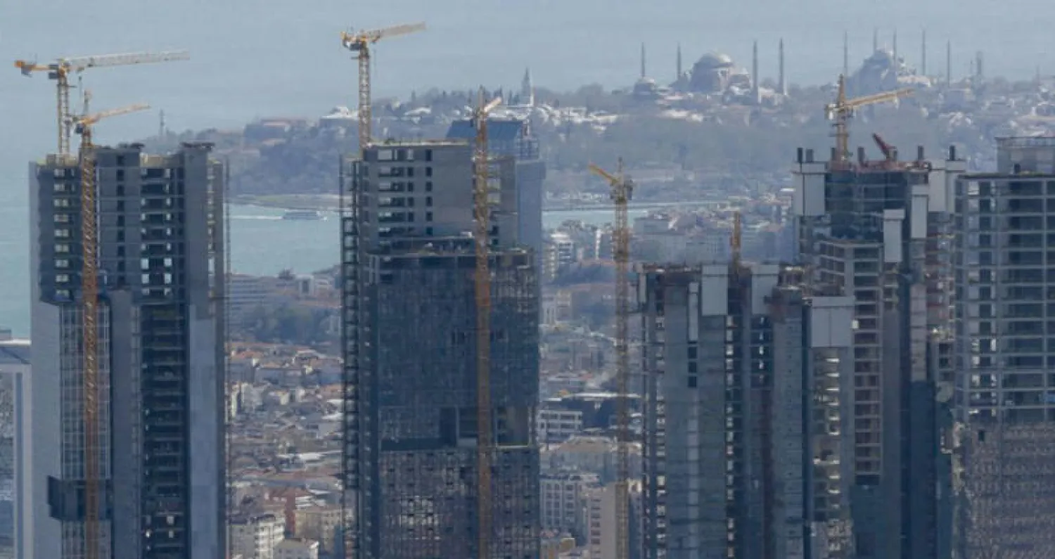 يتهم العاملون في قطاع الإنشاءات التركية القرارات الحكومية الخاطئة والتخبط الاقتصادي بالتسبب في الركود الحاد للقطاع (رويترز)