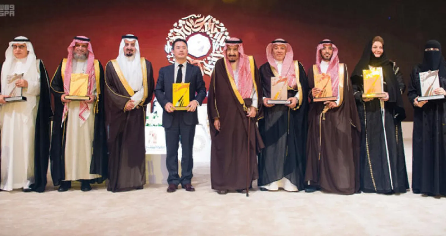 خادم الحرمين في صورة تذكارية مع الفائزين بجائزة الملك خالد لهذا العام ويبدو الأمير فيصل بن خالد رئيس مجلس الأمناء (واس)