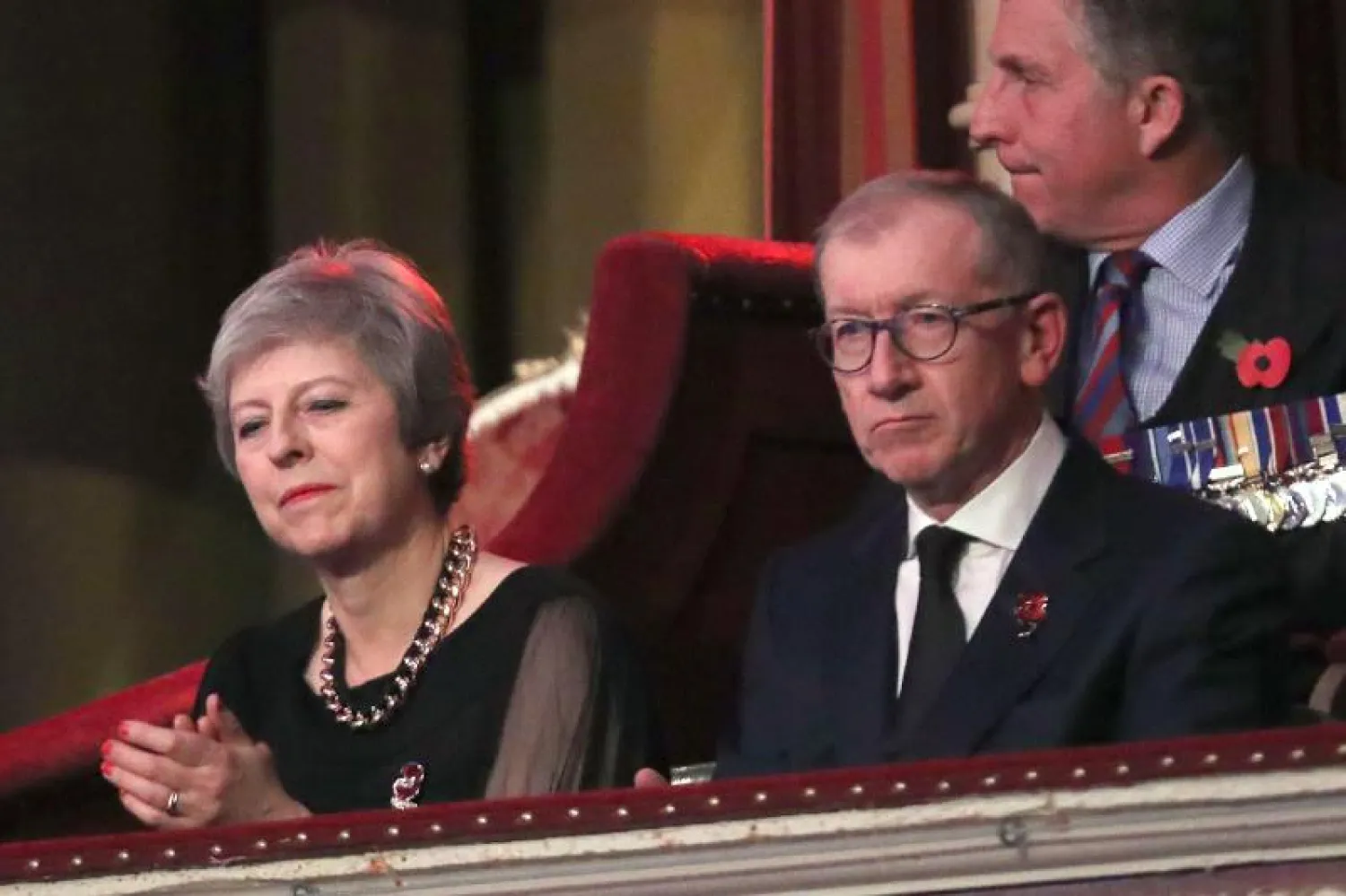 رئيسة الوزراء البريطانية تيريزا ماي وزوجها فيليب يحضران المهرجان السنوي البريطاني للذكرى الملكية بقاعة رويال ألبرت في لندن (أ.ف.ب)
رئيس الوزراء الإسرائيلي بنيامين نتنياهو (رويترز)
فلسطينيون يقفون بالقرب من بقايا سيارة تم تدميرها في أعقاب غارة جوية إسرائيلية بخان يونس جنوب قطاع غزة (أ.ف.ب)
وزير الطاقة السعودي خالد الفالح (رويترز)