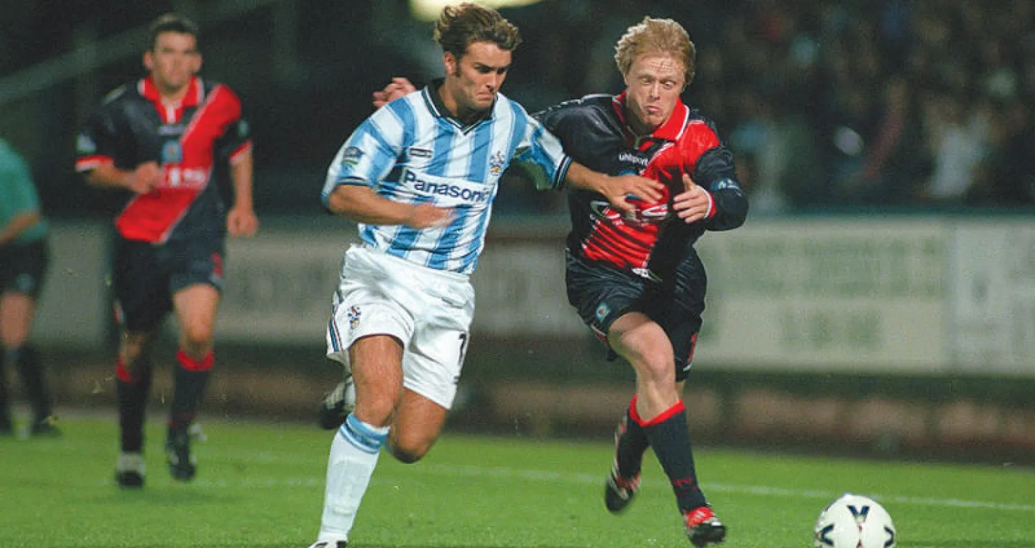 بن ثورنلي (يسار) بقميص هيدرسفيلد أمام بلاكبيرن