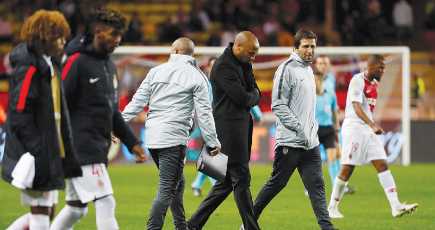 تييري هنري يخرج من الملعب متأثراً من نتائج موناكو السلبية (رويترز)