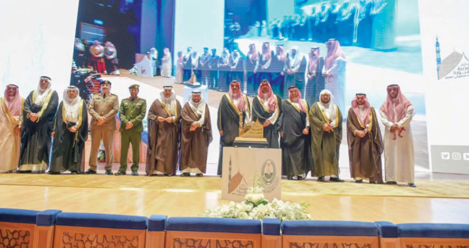 الأمير فيصل بن سلمان والأمير سعود بن خالد الفيصل أثناء حفل التكريم الذي أقيم في مركز الملك سلمان الدولي للمؤتمرات