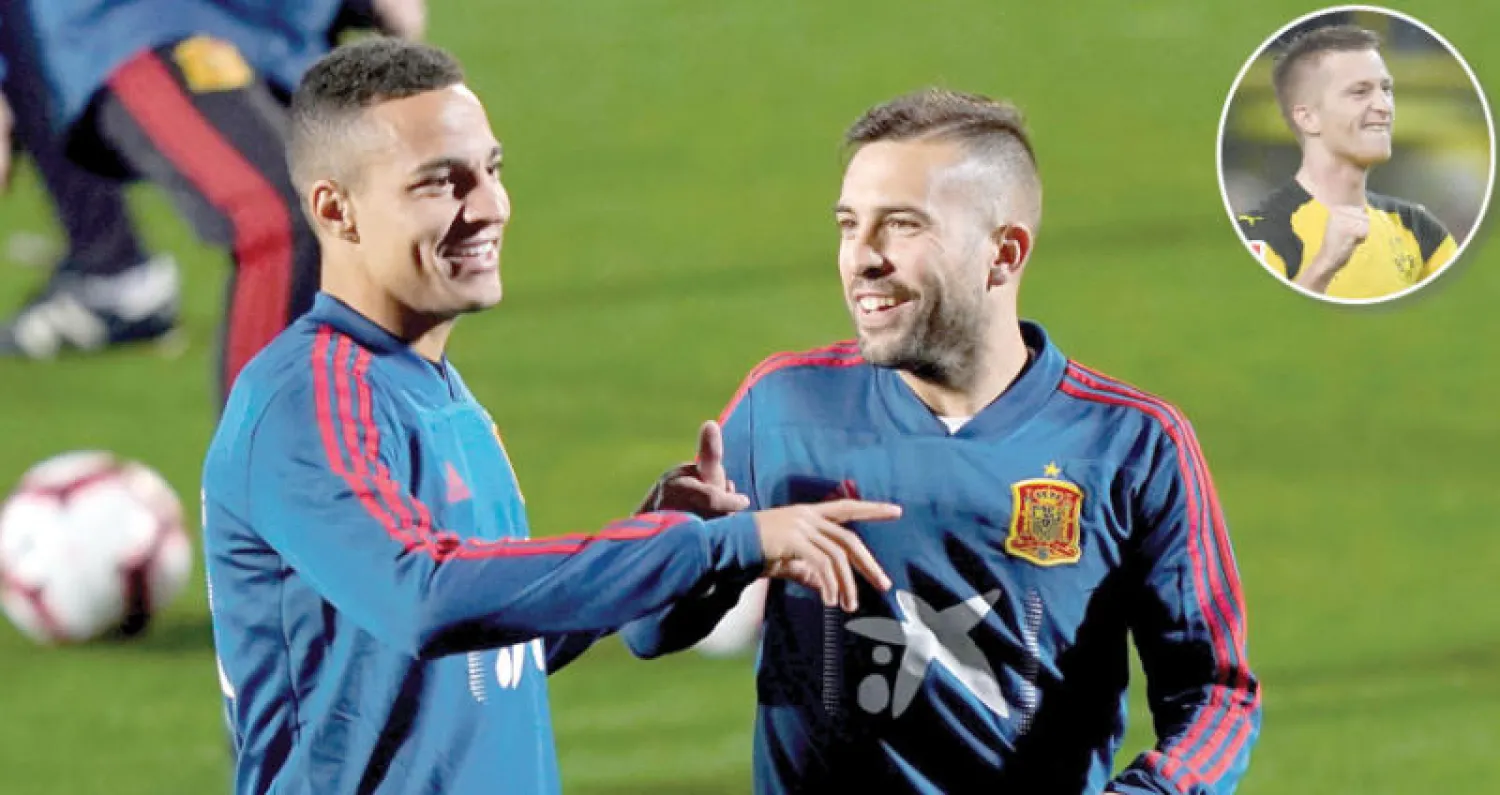 جوردي ألبا العائد لتشكيلة إسبانيا مع مورينو في التدريبات أمس (إ.ب.أ) - ريوس يغيب عن ألمانيا للإصابة