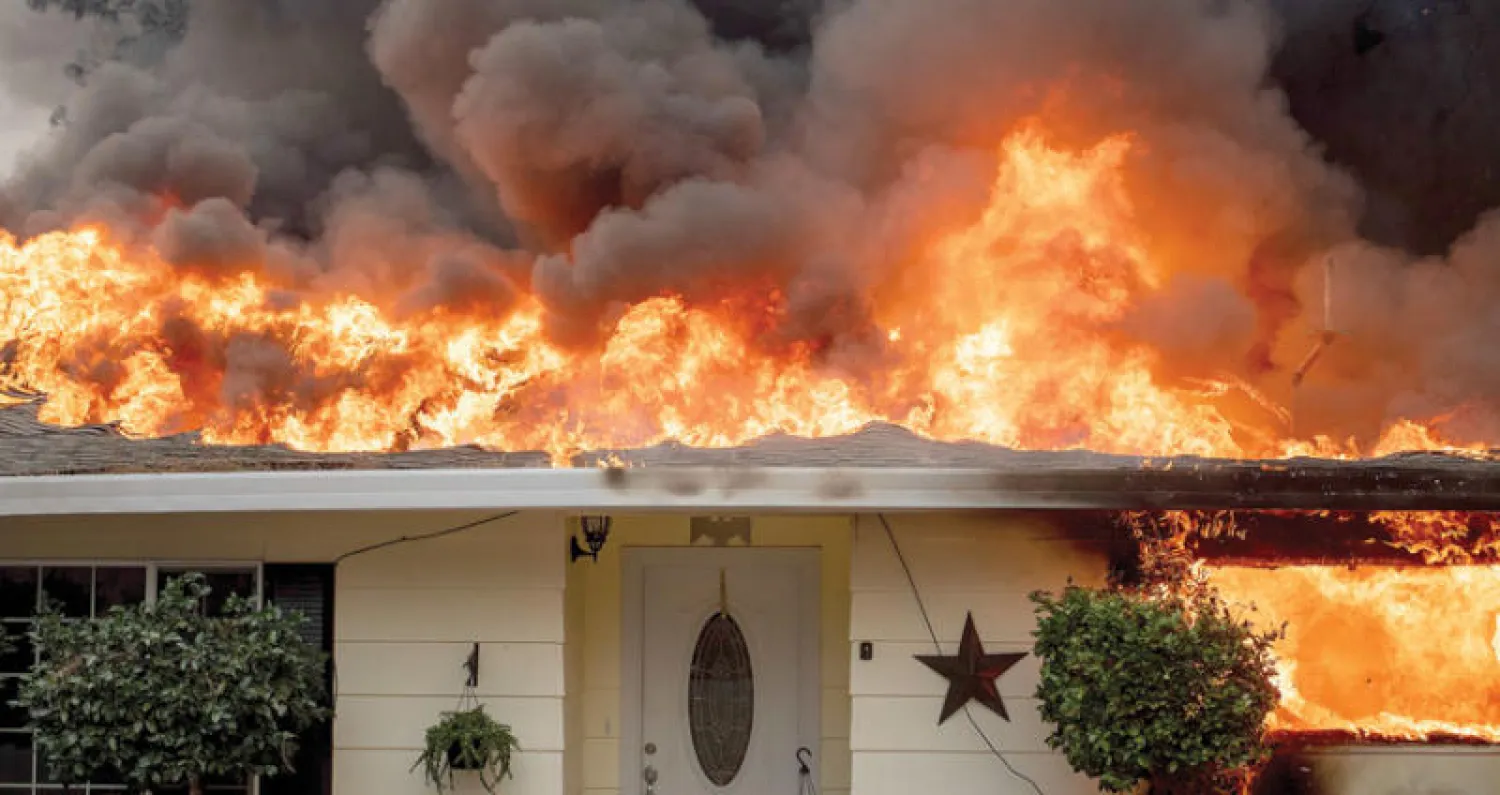 منزل تلتهمه النيران في كامبريدج بولاية كاليفورنيا (أ.ب)