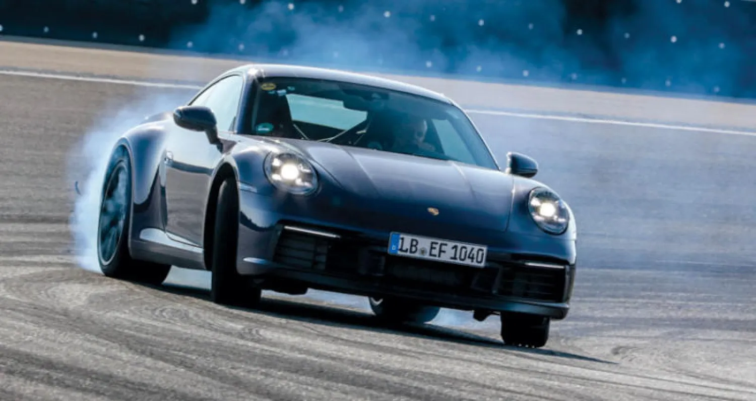 {بورشه 911} الجديدة أثناء الاختبار على المضمار