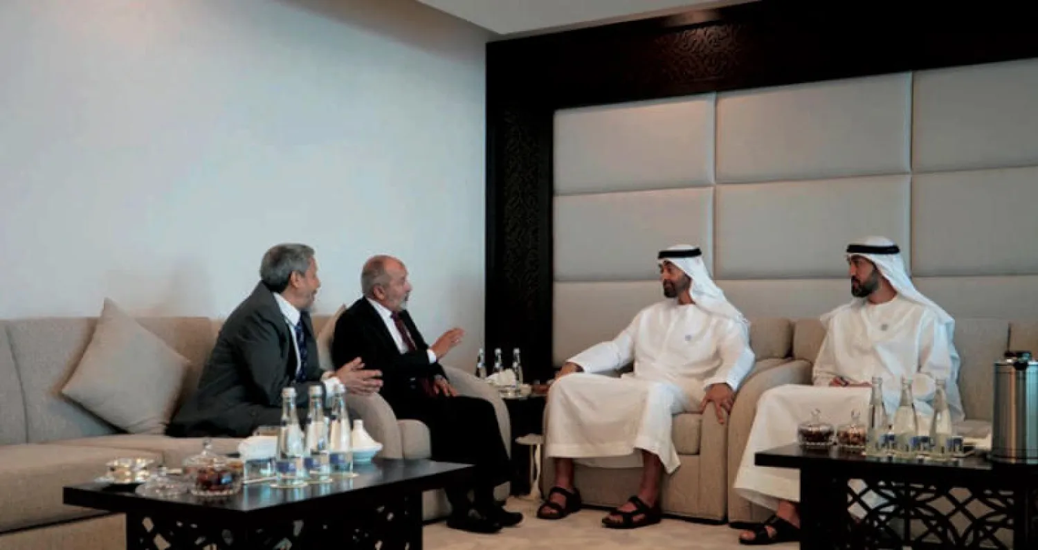 ولي عهد أبوظبي لدى استقباله اليدومي والآنسي في العاصمة الإماراتية أمس (وام)