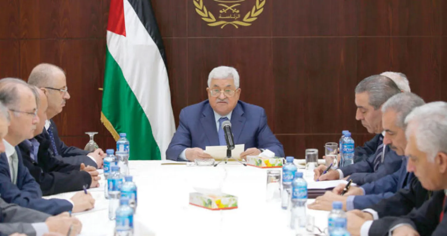الرئيس الفلسطيني خلال ترؤسه اجتماع اللجنة التنفيذية لمنظمة التحرير في رام الله أمس (أ.ف.ب)