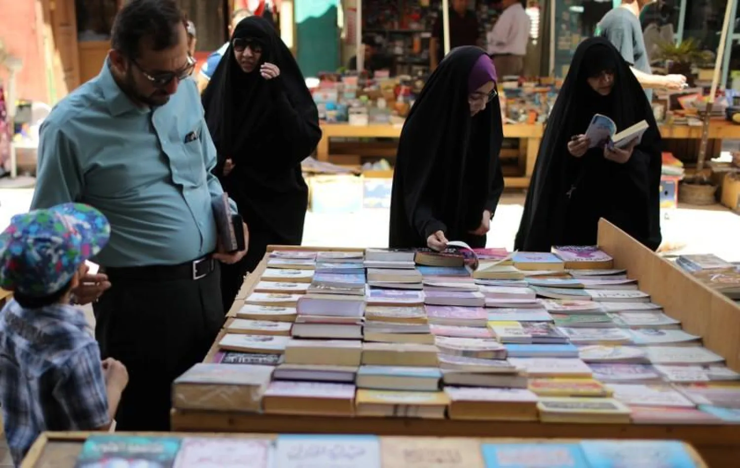 Iraqi people shop for books at Mutanabi Street in Baghdad, June 22, 2018. Picture taken June 22, 2018. 
