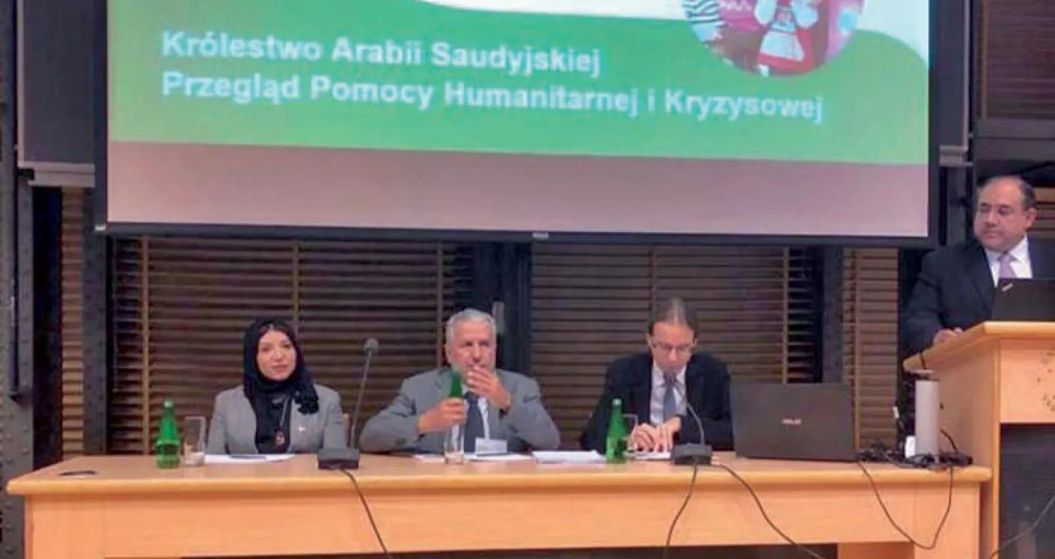 الدكتور الربيعة لدى تحدثه في الندوة بجامعة وارسو أمس (سبأ)