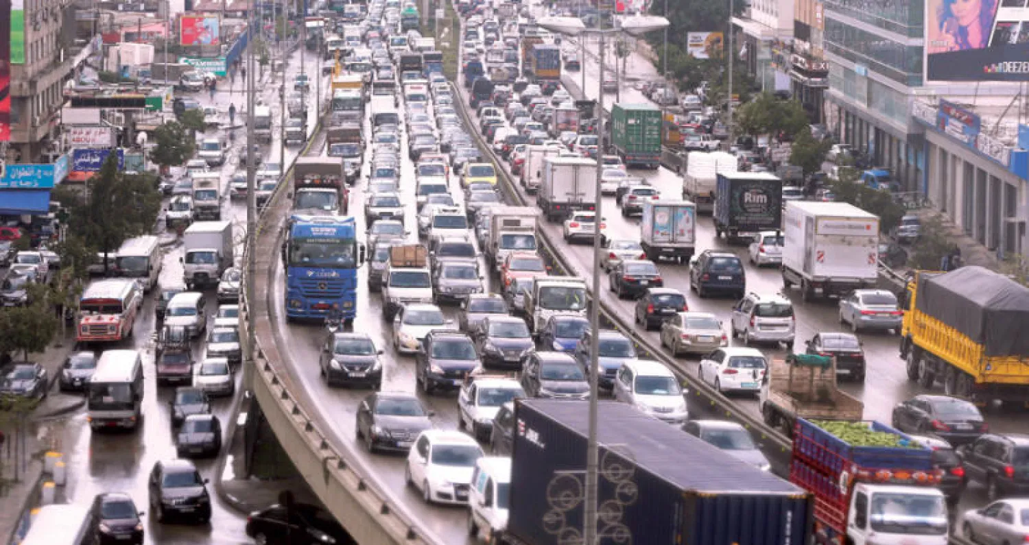 زحام خانق في أحد الشوارع الرئيسية في بيروت أمس بسبب التحضيرات لعيد الاستقلال (رويترز)