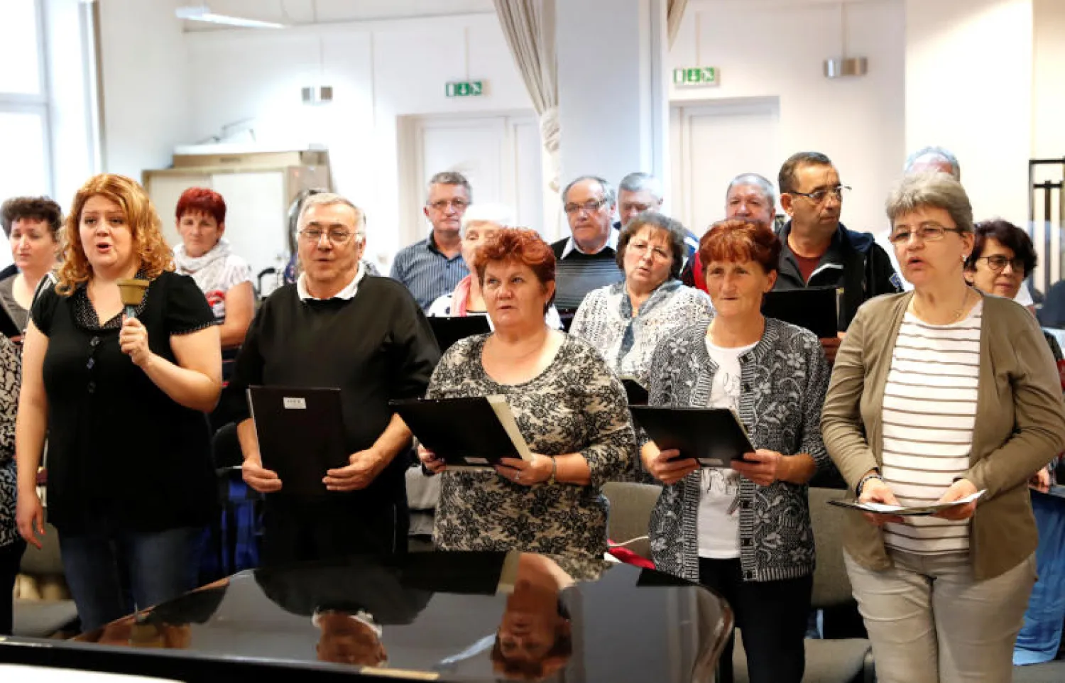 عدد من مرضى الرئة في المجر خلال التدريبات الغنائية (رويترز)