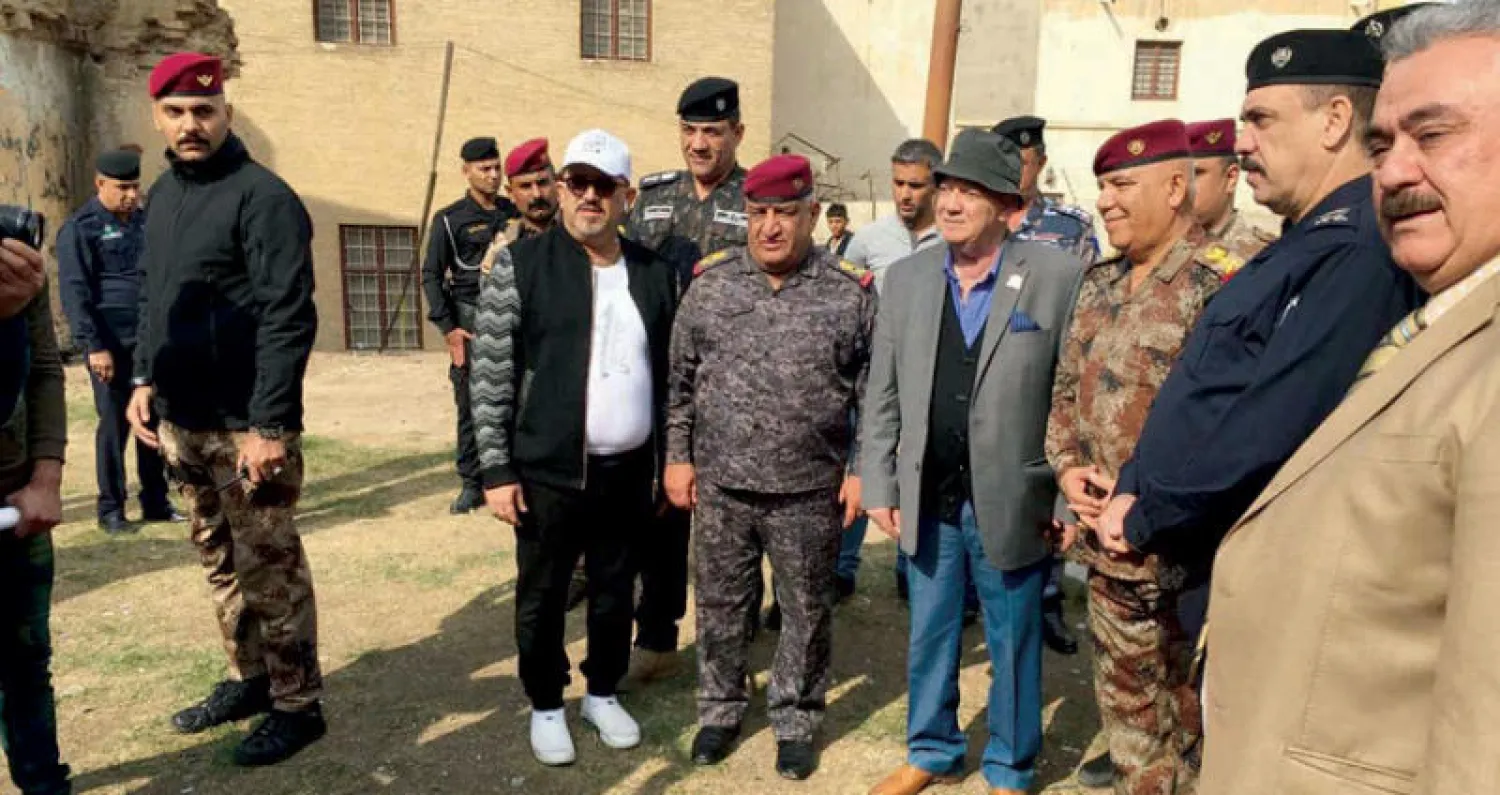 المدفعي في بغداد مع قادة أمنيين ومطلق المبادرة محمد الربيعي (يسار) («الشرق الأوسط»)