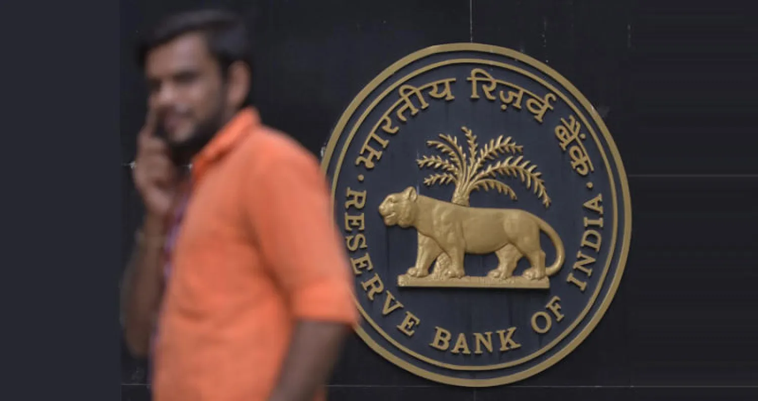 هندي يمر بجوار مقر بنك الاحتياطي الهندي في نيودلهي (إ.ف.ب)