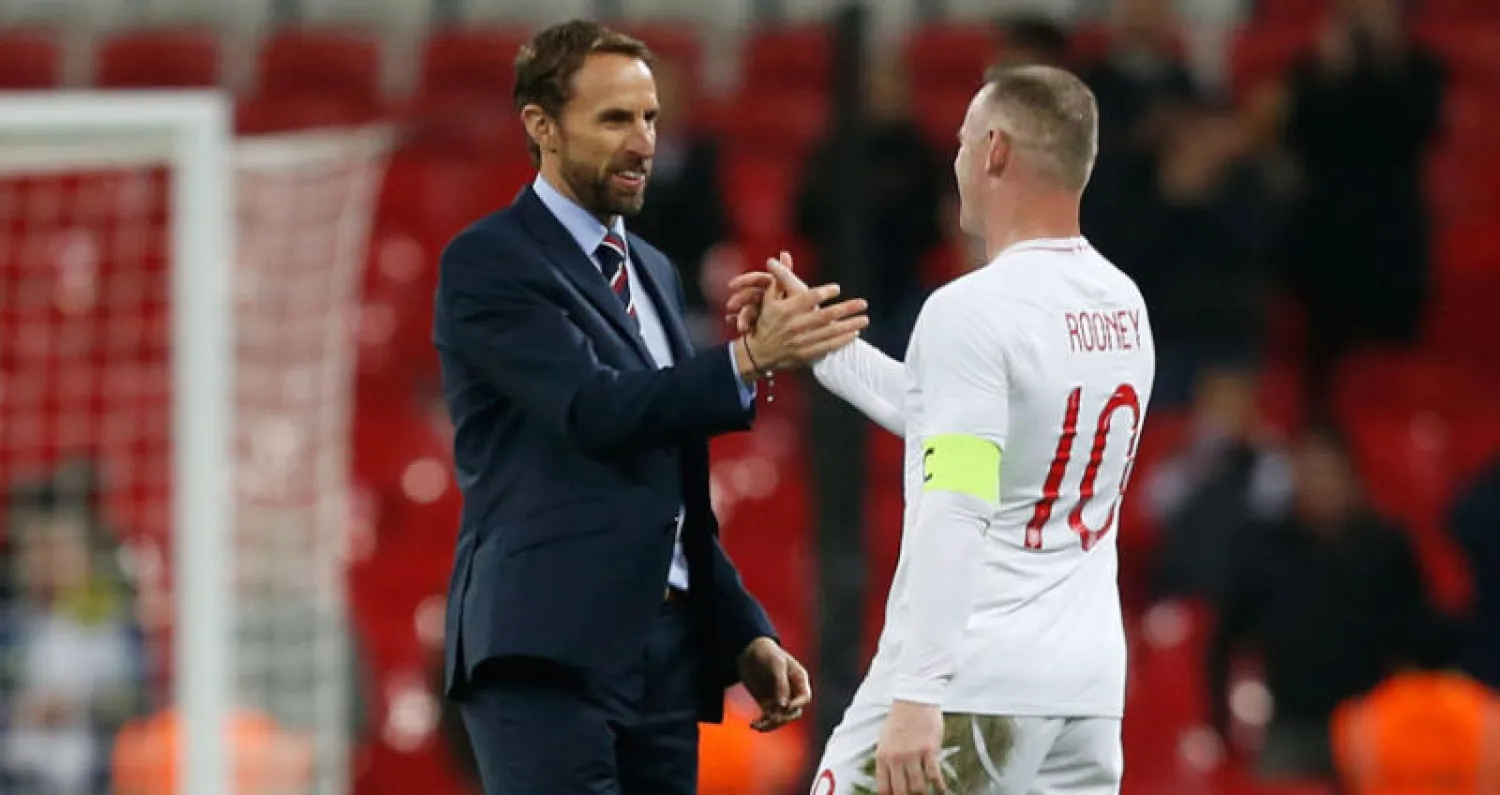 روني يتلقى التحية من ساوثغيت بعد المباراة التكريمية أمام أميركا (أ.ف.ب)