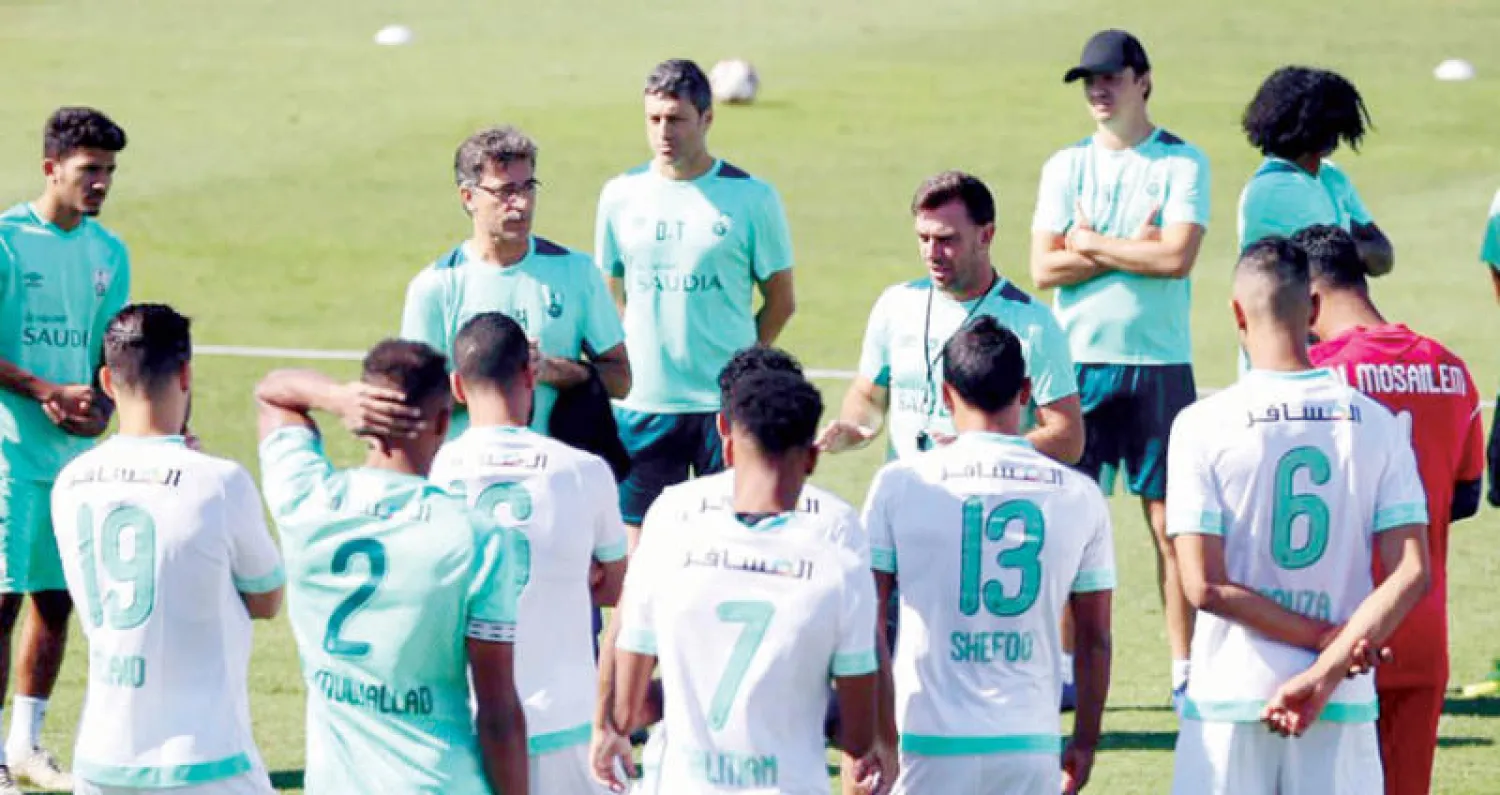 غويدي خلال اجتماعه باللاعبين قبل انطلاق مران أمس (المركز الإعلامي بالنادي الأهلي)