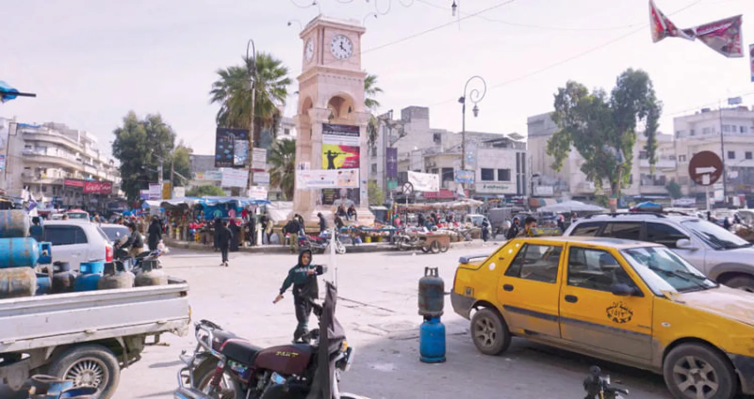 جانب من الحركة في سوق شعبية وسط مدينة إدلب شمال سوريا أمس (أ.ف.ب)