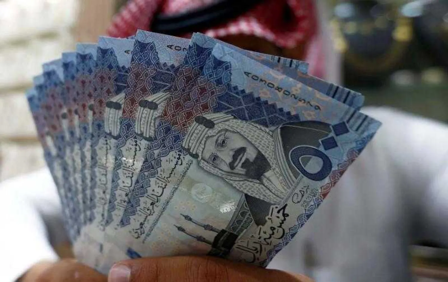 A Saudi money changer displays Saudi Riyal banknotes at a currency exchange shop in Riyadh, Saudi Arabia July 27, 2017 (File Photo: Reuters)