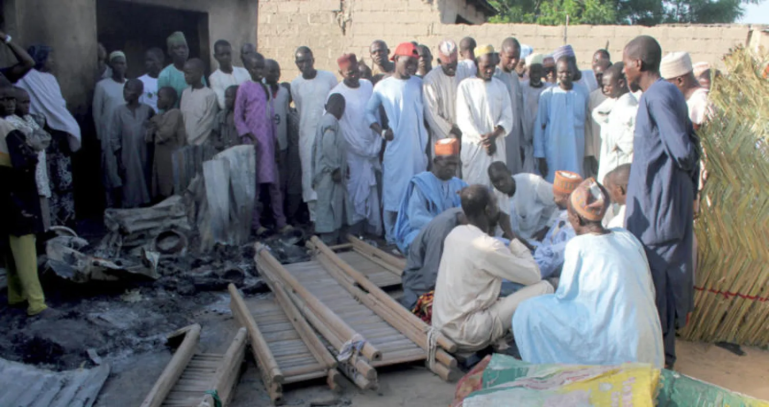 مواطنون نيجيريون يستعدون لدفن موتاهم ضحايا «بوكو حرام» خارج ولاية ميديغوري (أ.ف.ب)