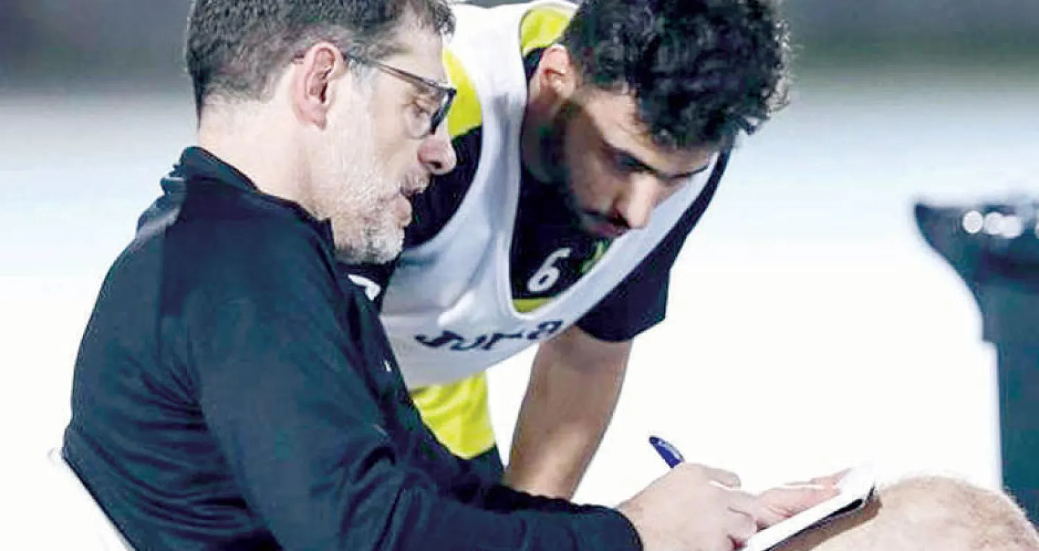 بيليتش يوجه خالد السميري خلال إحدى الحصص التدريبية (المركز الإعلامي بنادي الاتحاد)