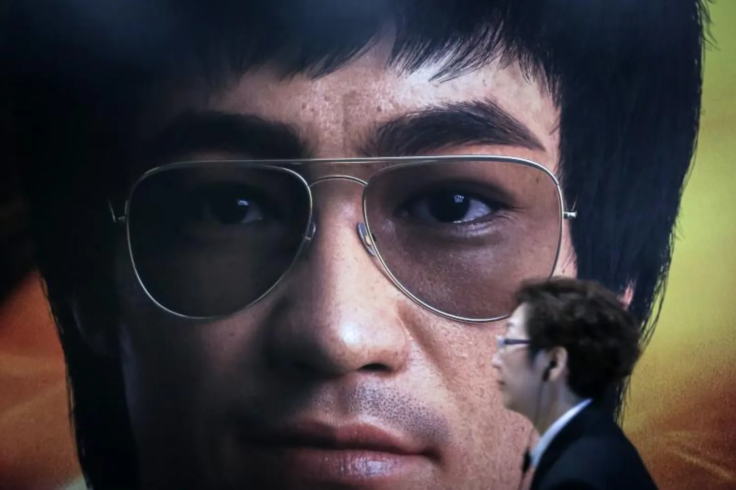 امرأة تسير أمام ملصق لبروس لي في هونغ كونغ (أ.ف.ب)
منزل بروس لي من الخارج (صحيفة «ساوث تشاينا مورنينج بوست»)