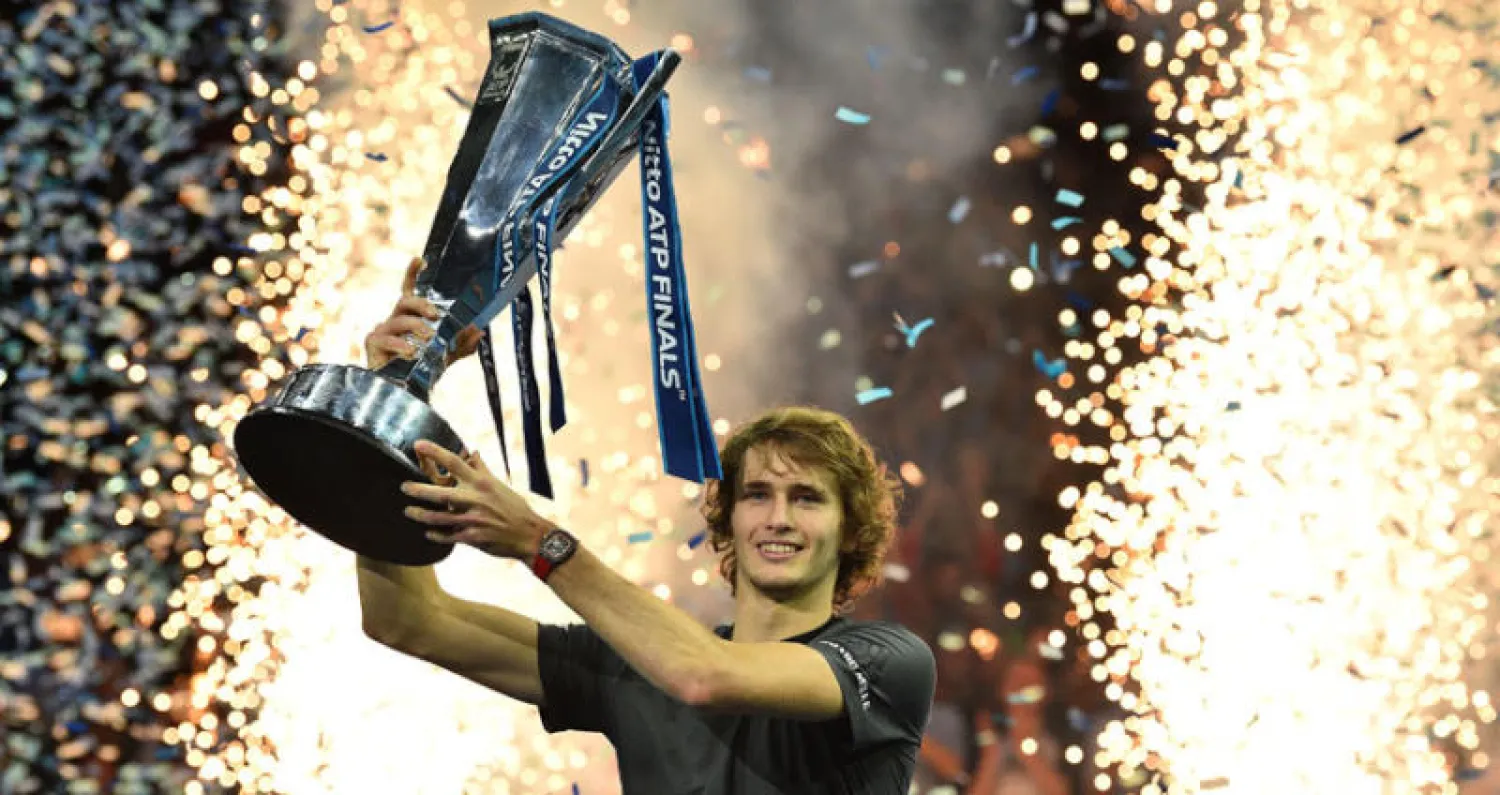 زفيريف يحتفل بكأس بطولة الماسترز الختامية (أ.ف.ب)