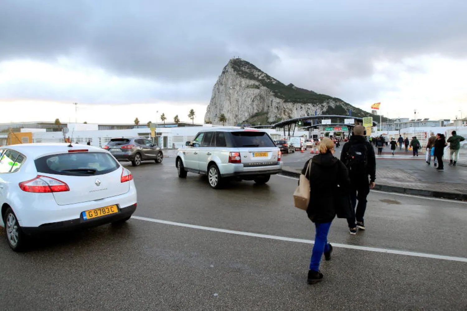 عمّال يعبرون الحدود بين اسبانيا وجبل طارق (إ. ب. أ)