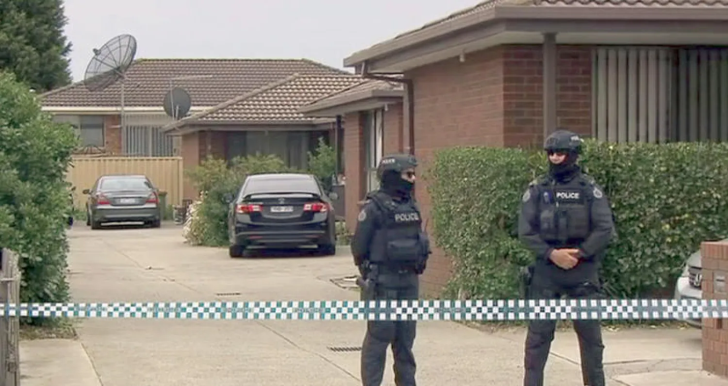 قوات الشرطة الأسترالية أمام منزل أحد المشتبه بهم بعد مداهمته في كانبيرا أمس (أ.ب)