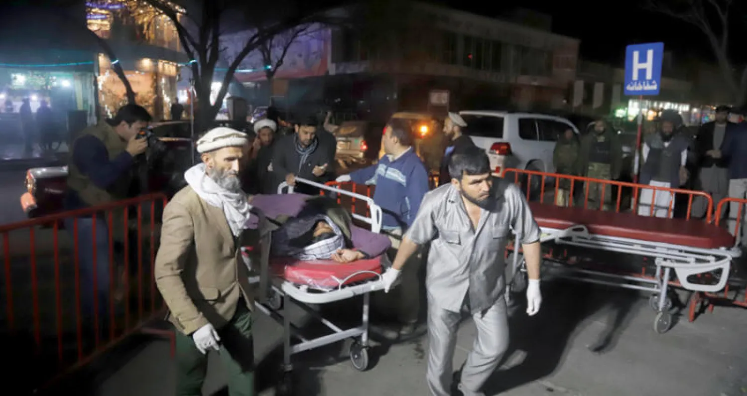 نقل أحد الجرحى عقب التفجير في كابل (إ.ب.أ)