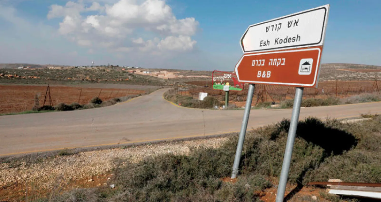 إشارة لشركة تأجير البيوت على طريق إلى مستوطنة في الضفة الغربية (أ.ف.ب)