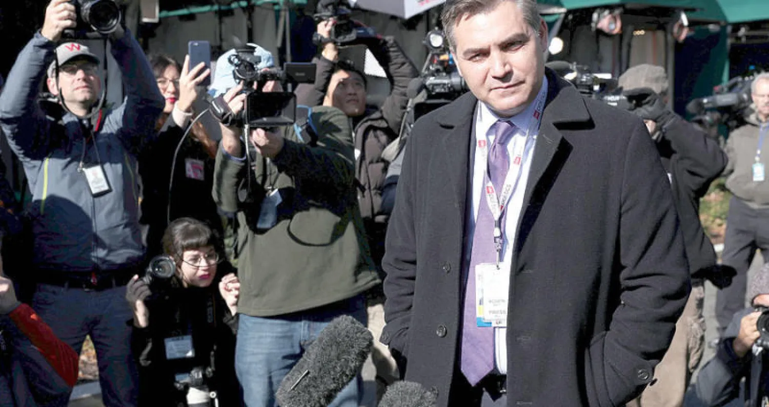 أكوستا يتحدث مع مراسلين في البيت الأبيض الجمعة (رويترز)