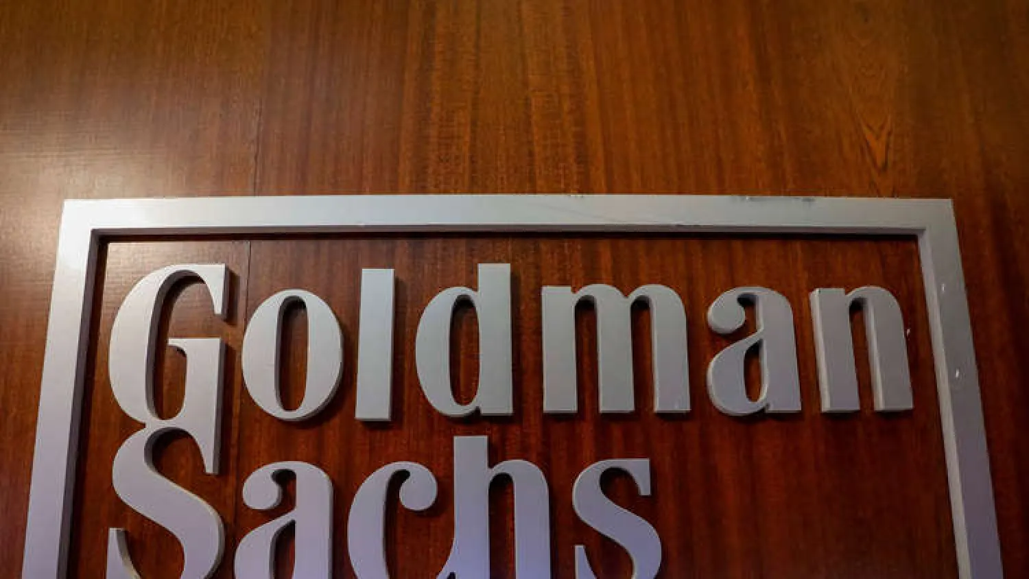 «غولدمان ساكس» يتوقع هبوطاً واسعاً للدولار
