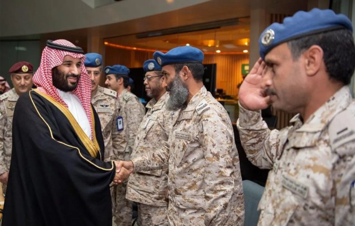 ولي العهد السعودي الأمير محمد بن سلمان خلال زيارته قاعدة الملك فيصل الجوية في المنطقة الشمالية (واس)