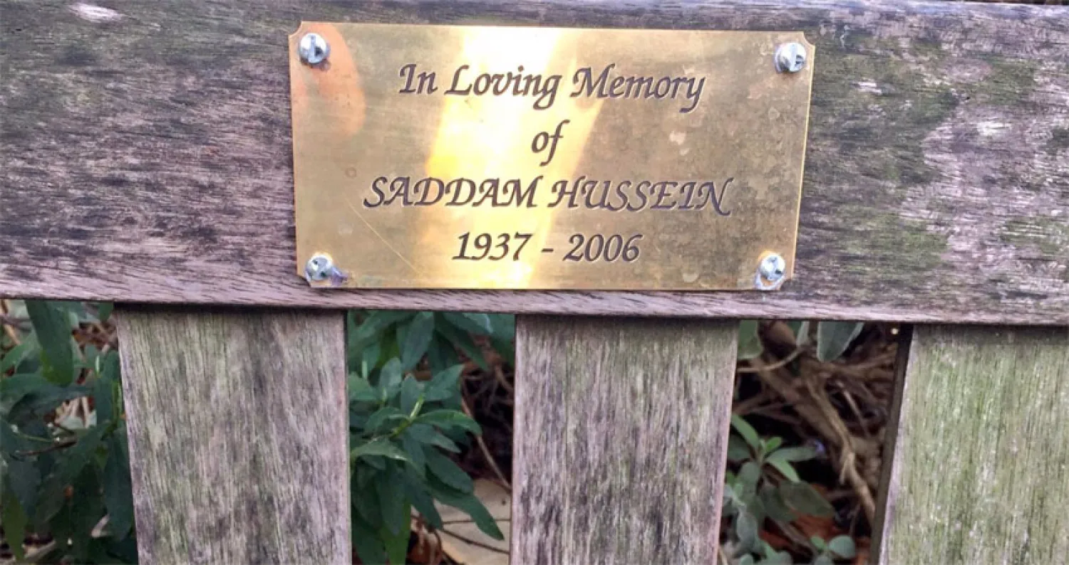 اللوحة التذكارية تم تركيبها باستخدام مسامير خاصة مضادة للسرقة (الإندبندنت)