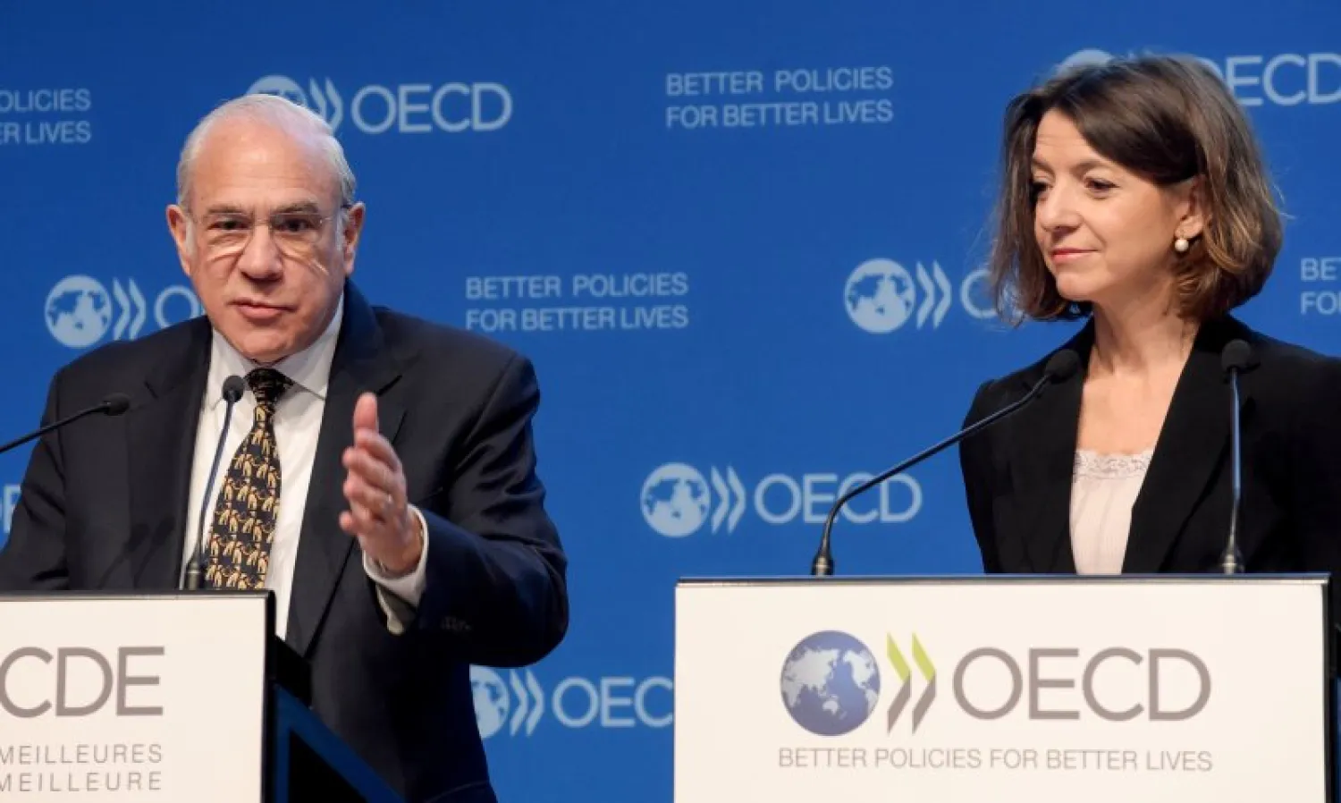 رئيس المنظمة خوسيه أنخل غورّيا وكبيرة المحللين الاقتصاديين فيها لورانس بون يتحدّثان في باريس (أ. ف. ب)