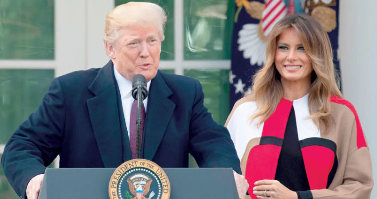 ترمب وميلانيا في البيت الأبيض قبل مغادرتهما إلى فلوريدا بمناسبة عيد الشكر أول من أمس (أ.ف.ب)