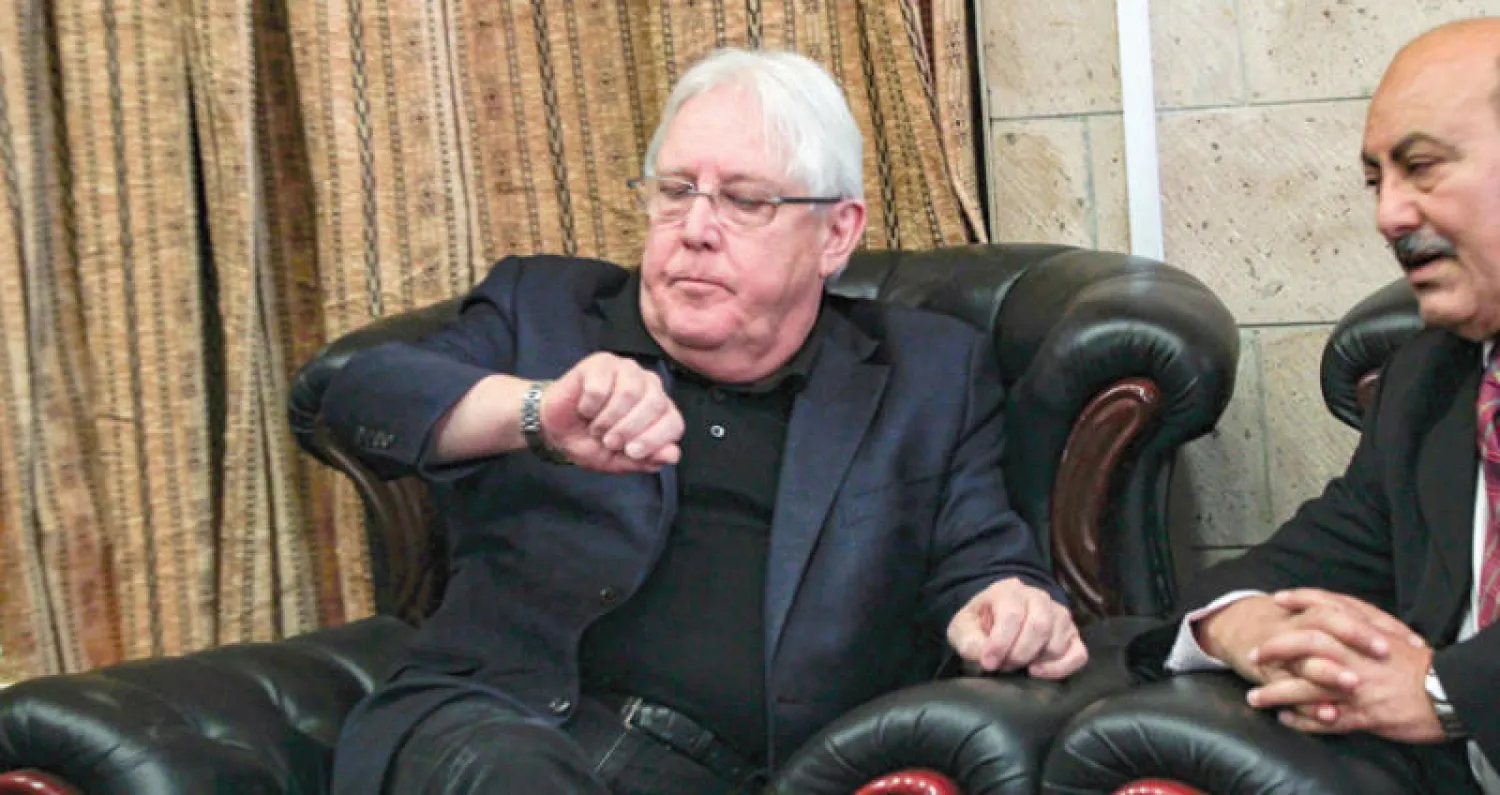 المبعوث الأممي لدى وصوله إلى مطار صنعاء الدولي أمس (أ.ف.ب)