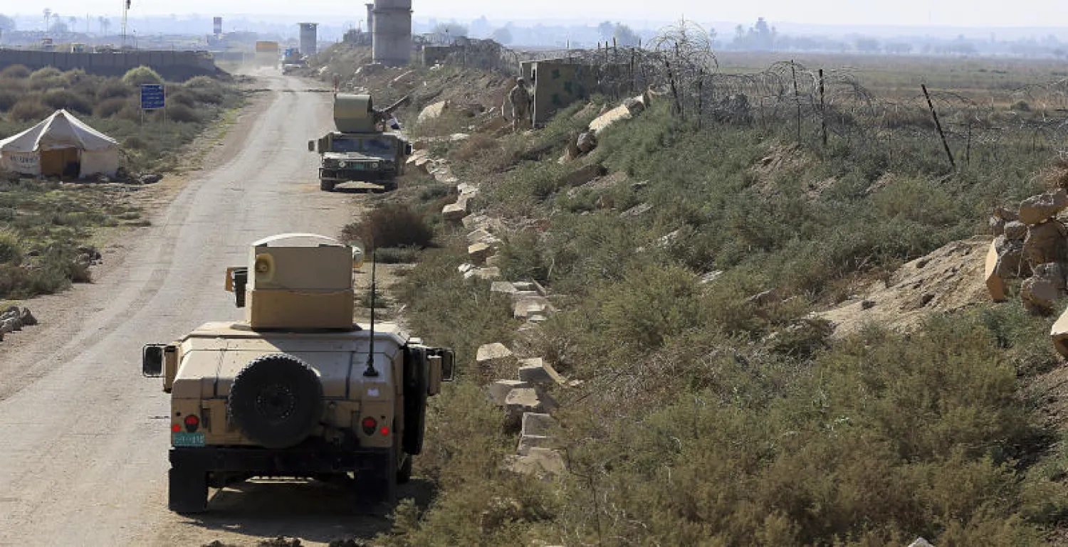 قوات عراقية تمشط الحدود مع سوريا بعد نحو عام على إعلان هزيمة تنظيم داعش (أ.ب)