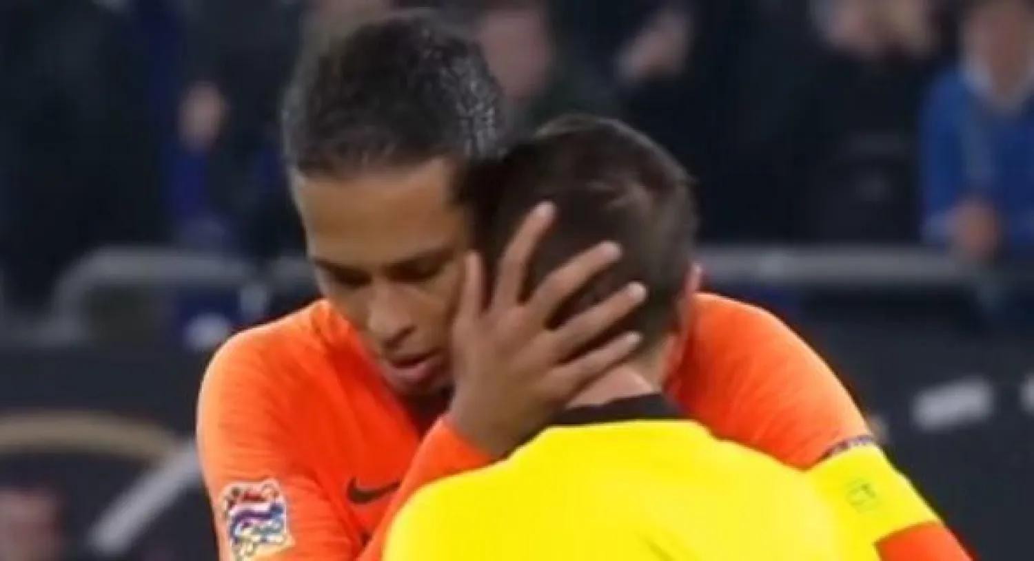 صورة من الفيديو الذي يواسي فيه فان دايك الحكم الروماني