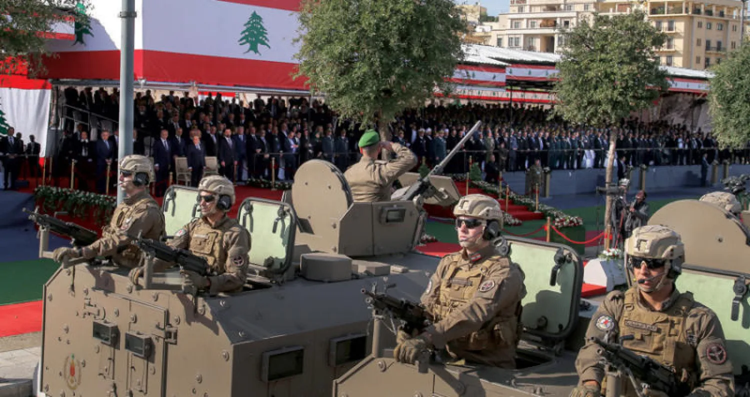 استعراض عسكري للجيش اللبناني أمام الرئاسات الثلاث (إ.ب.أ)