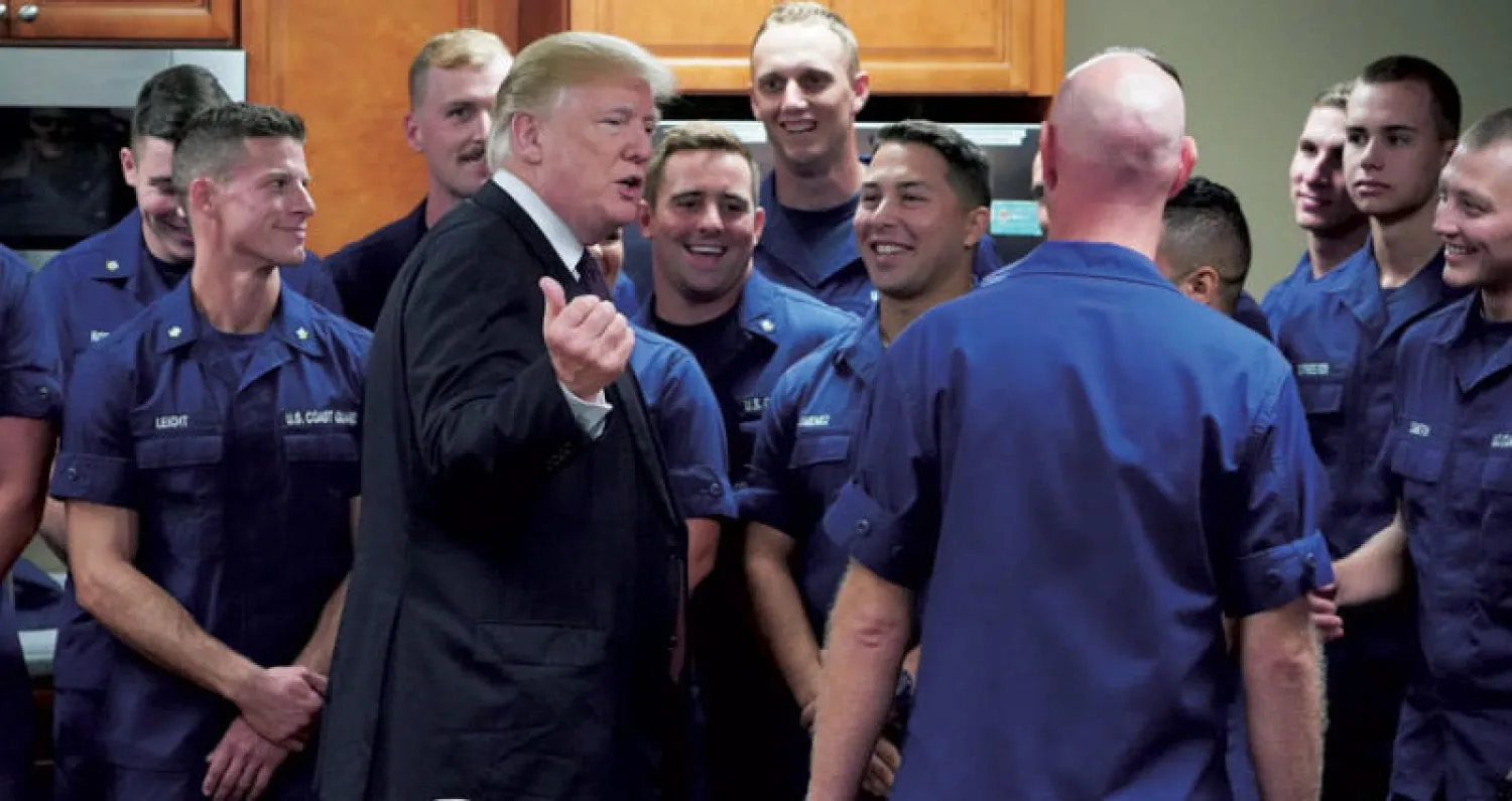 ترمب لدى زيارته محطة خفر سواحل أميركية بفلوريدا أمس (أ.ف.ب)