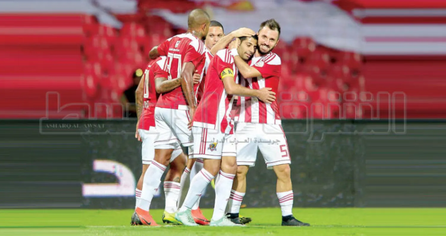 لاعبو الوحدة يحتفلون بهدف زميلهم تيسير الجاسم في شباك الباطن أمس (تصوير: محمد المانع)